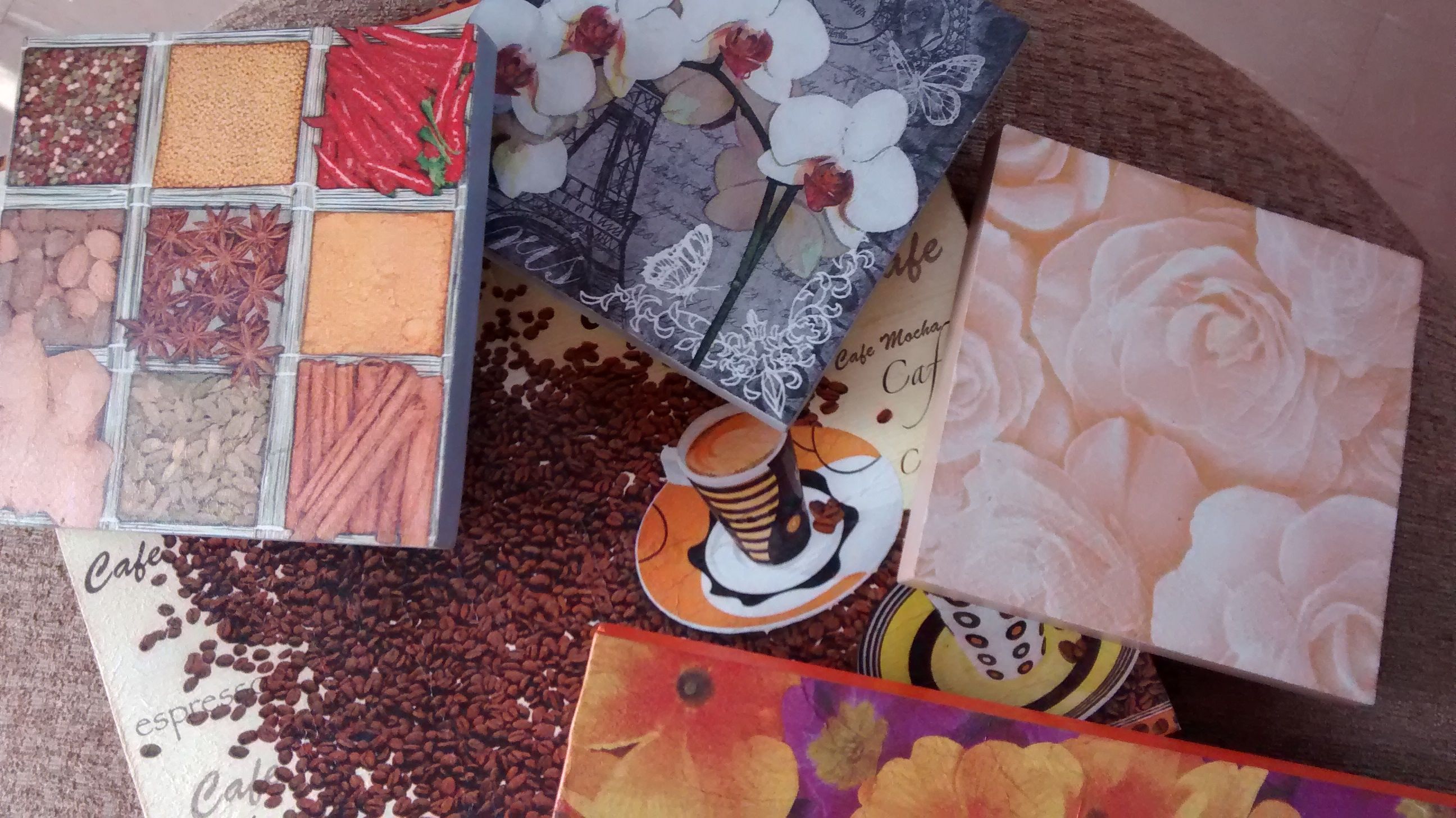 Descansos de panela em madeira com diversos desenhos. De R$ 18 a R$ 35 cada peça. Descansos de panela em madeira com diversos desenhos. De R$ 18 a R$ 35 cada peça.