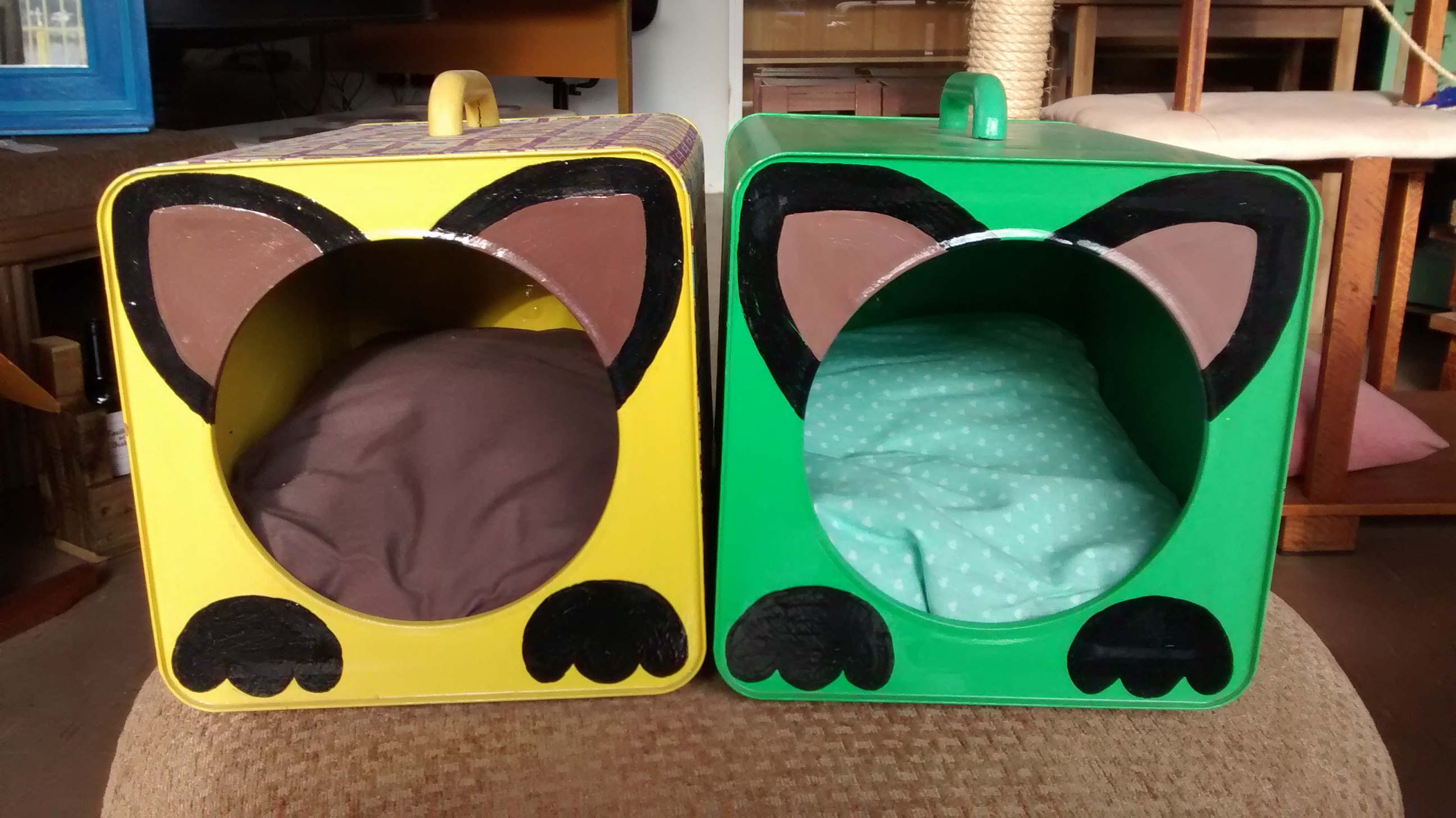 Casinhas para gato feitas a partir de latas de tintas, R$ 50. Existem outras opções de casinhas para pet em diversos tamanhos e formatos. Casinhas para gato feitas a partir de latas de tintas, R$ 50. Existem outras opções de casinhas para pet em diversos tamanhos e formatos.