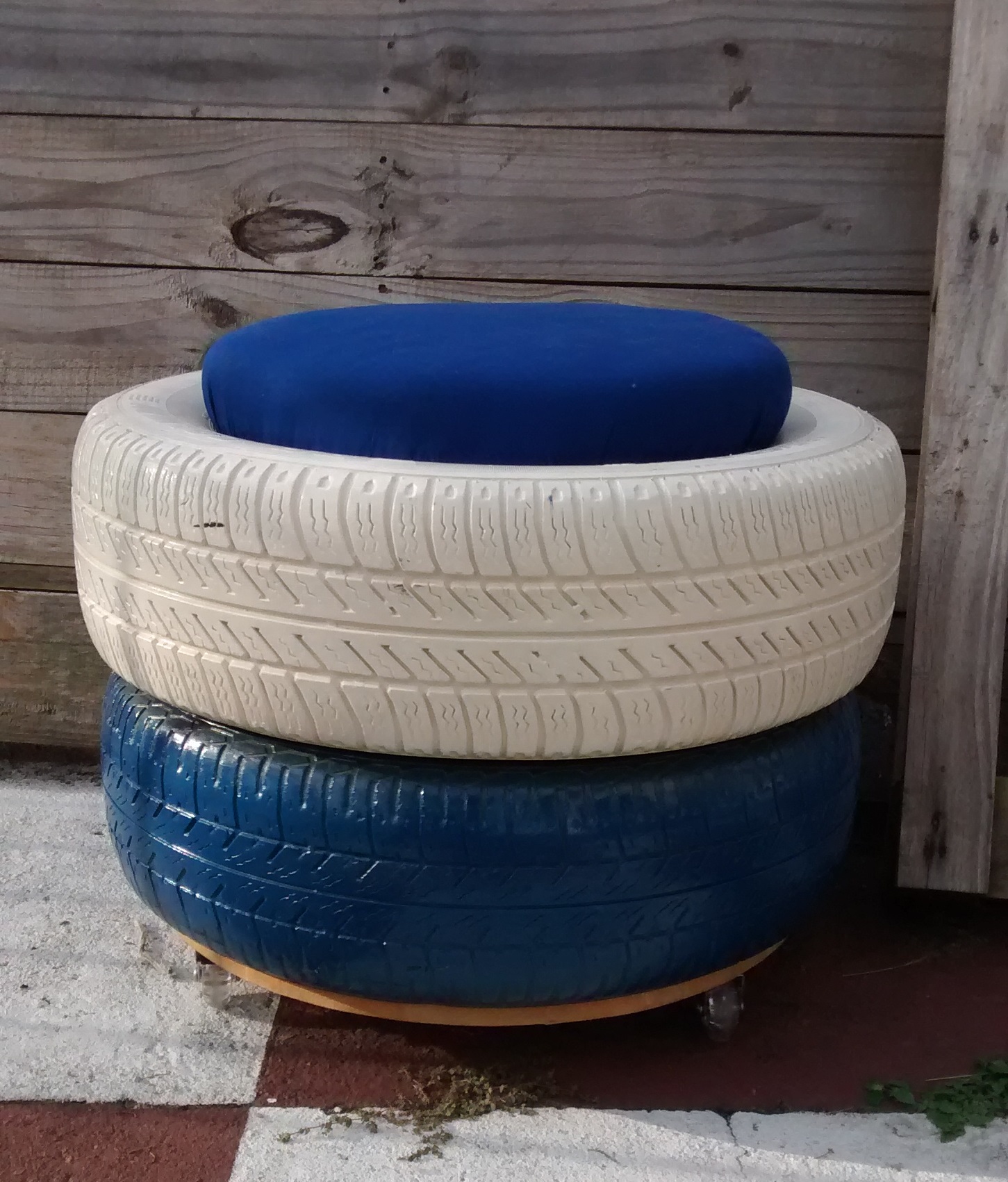 Puff com pneus em diversas cores, R$ 150. Puff com pneus em diversas cores, R$ 150.