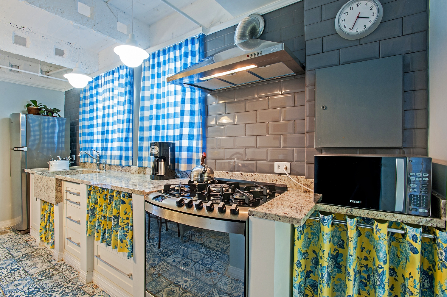 Cozinha reformada e decorada pelo Studio Boscardin Corsi tem pegada industrial e pitadas de cor e tradição. Cozinha reformada e decorada pelo Studio Boscardin Corsi tem pegada industrial e pitadas de cor e tradição.