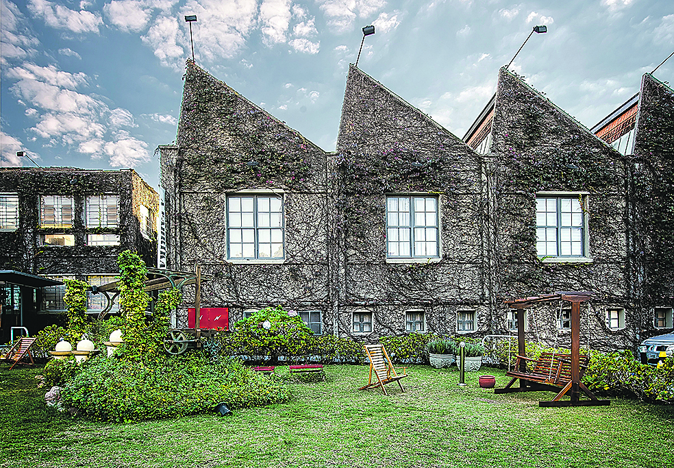 Detalhe do pavilhão da Fábrika, que abriga a Casa Cor PR. Telhado do imóvel segue as linhas fabris dos anos 1920 e 1930. Foto: Fernando Zequinão / Gazeta do Povo