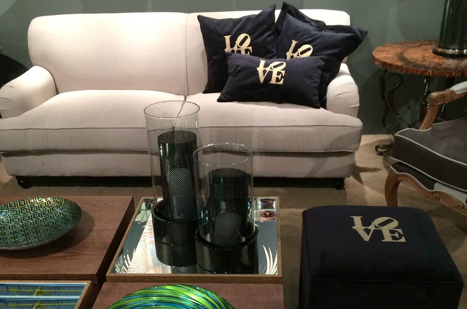 Almofadas e pufe da linha Love, em veludo preto, da Studio Casa