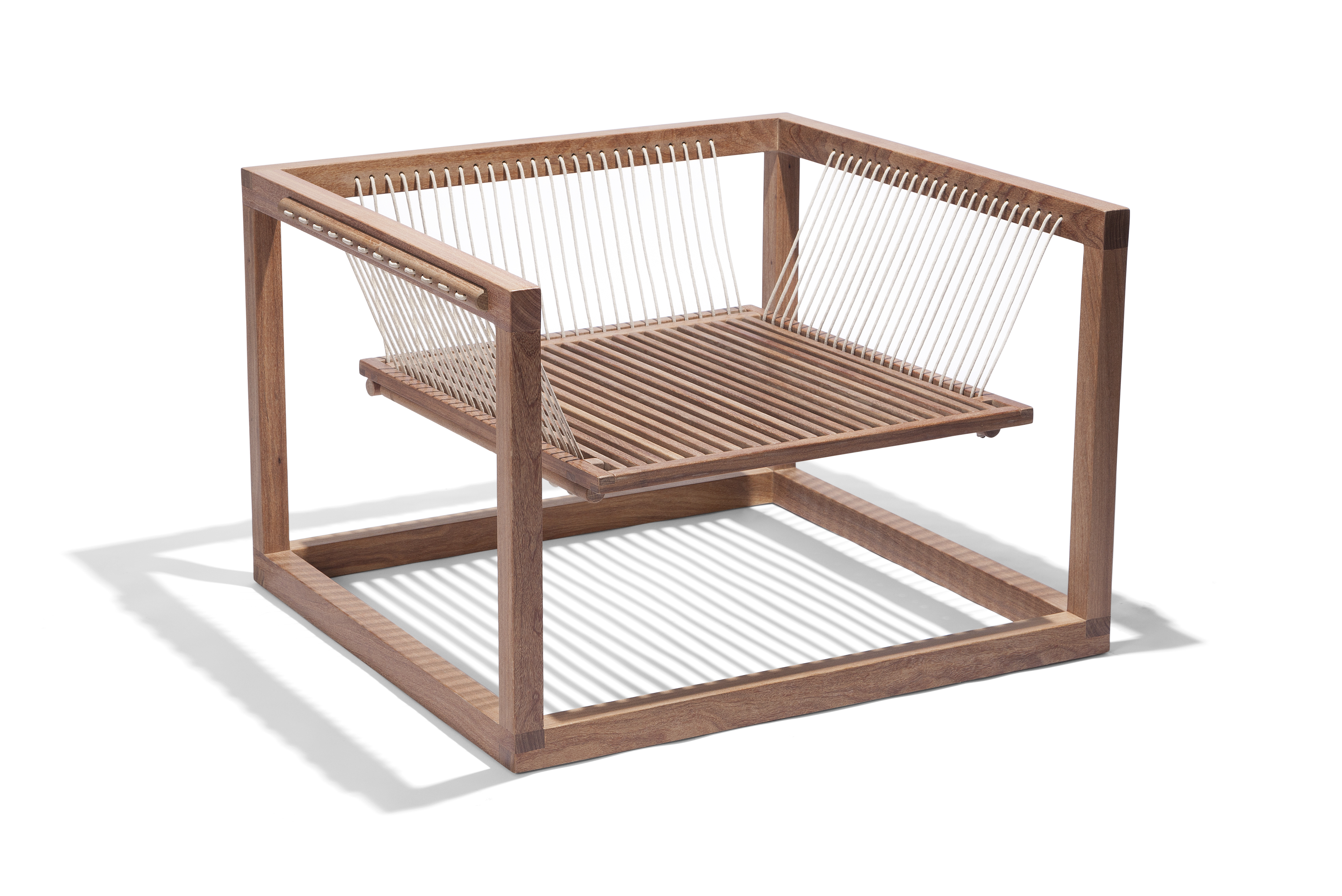 Poltrona Dorival, do arquiteto paulistano Arthur Casas, para a Butzke Unique: cumaru com cordas cilíndricas de poliéster e design minimalista. Foto: Divulgação