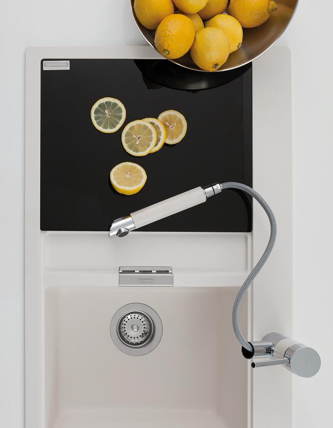 Misturador T-Kapa, com detalhes em quartzo Cristadur e ducha com extensão de 55 centímetros. Da Tramontina, a partir de R$3.149,90. Fotos: Divulgação