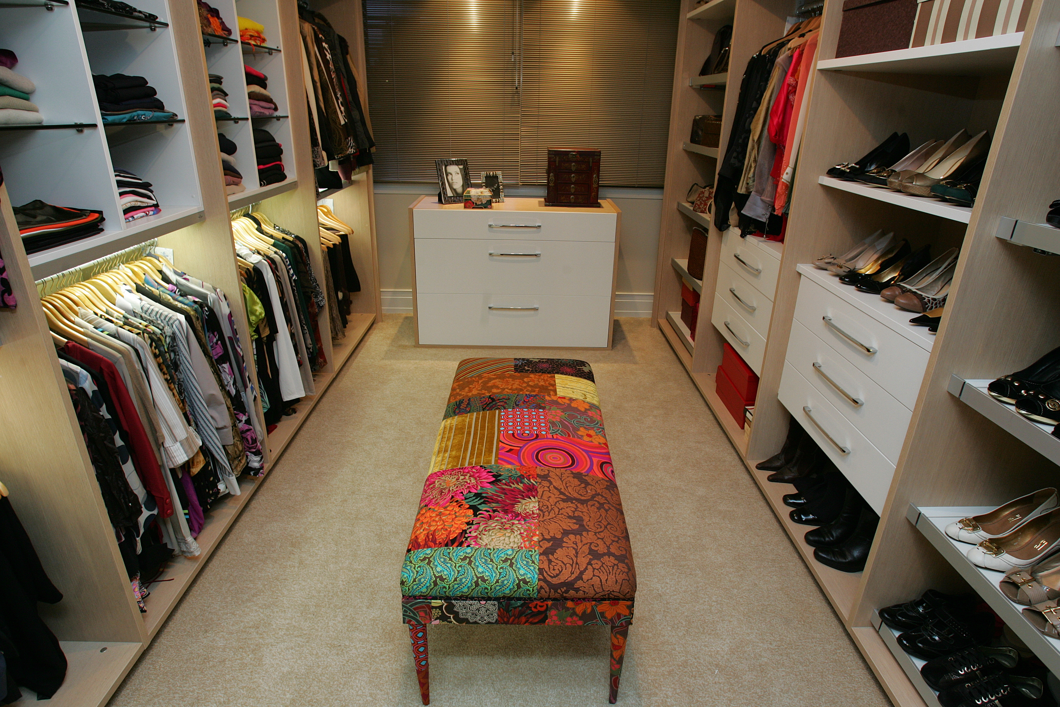 Ter um closet lindo é um sonho, mas é preciso manter a ordem. Siga nossas dicas. Foto: Ivonaldo Alexandre / Gazeta do Povo