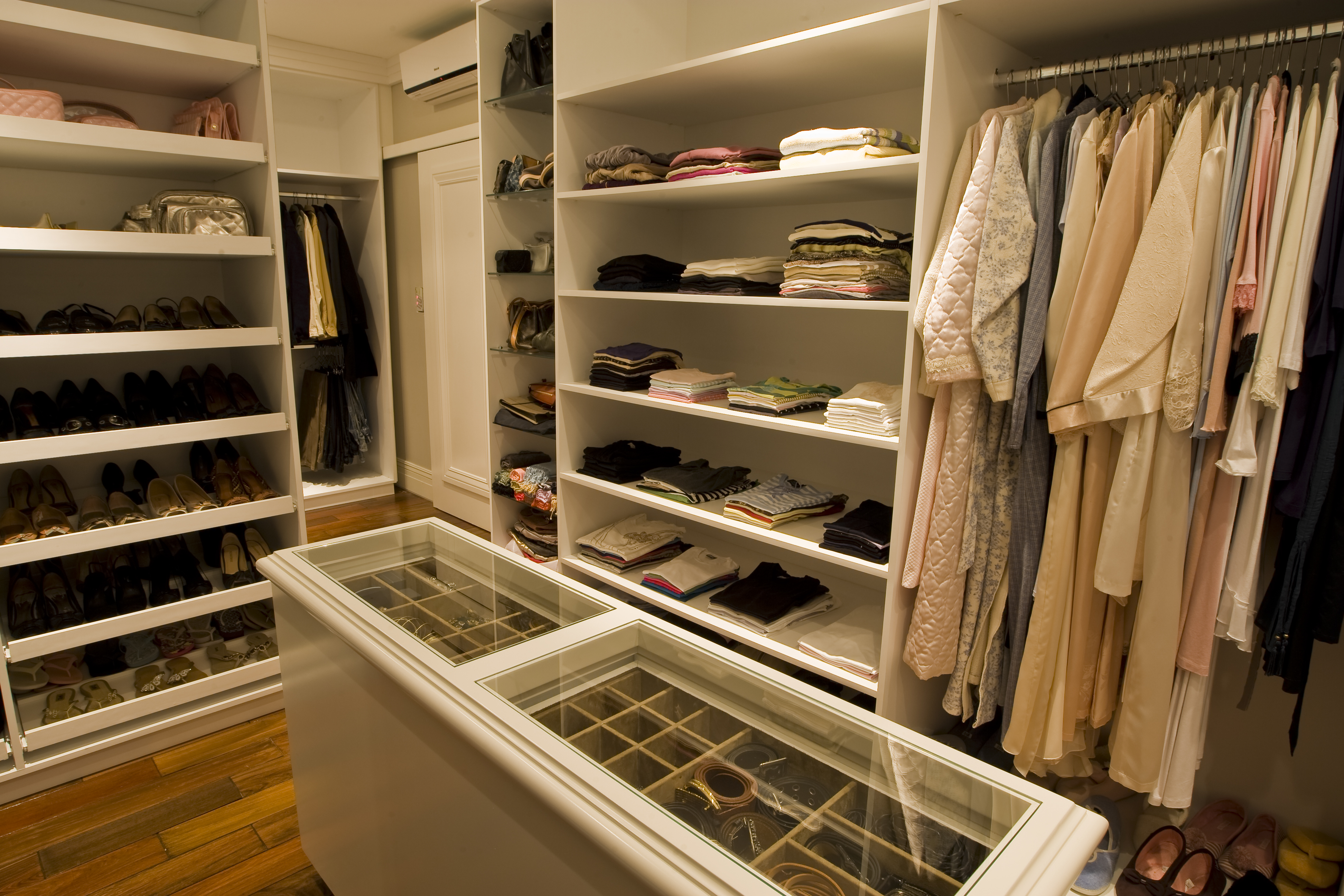 Closet categorizado por tipos de roupa é a melhor forma de manter a ordem. Foto: Antonio Costa / Gazeta do Povo. Closet categorizado por tipos de roupa é a melhor forma de manter a ordem. Foto: Antonio Costa / Gazeta do Povo.