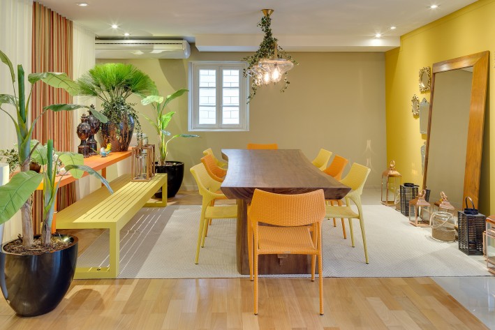 Ambiente assinado por Dalton Vidotti na mostra da Green House, usa móveis para áreas externas em proposta de sala de jantar. Foto: Nenad Radovanovic / Divulgação. 