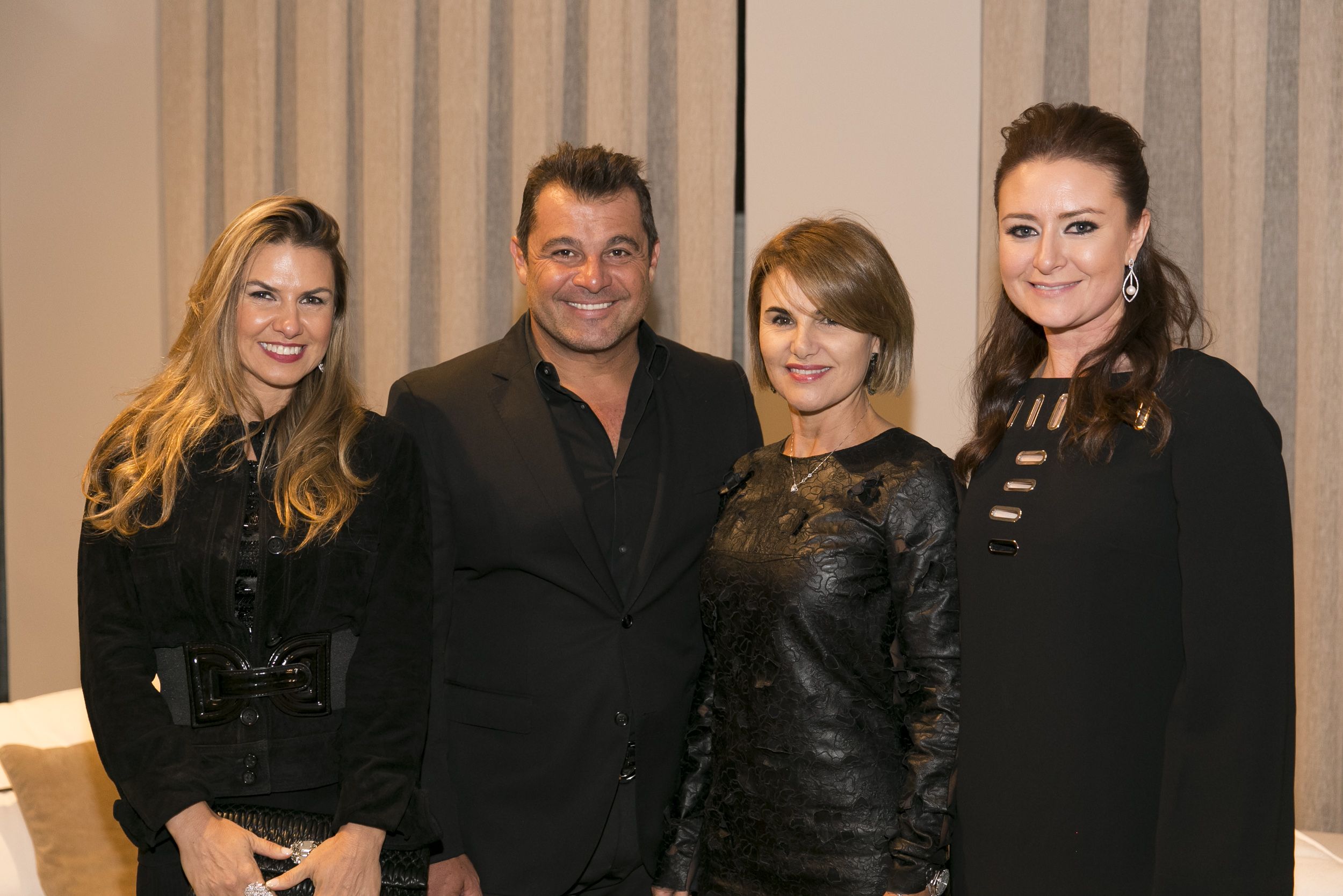 Lais e Paulo Bacchi, CEO da Artefacto, Bettina Souza Muradás, presidente do Instituto TMO/Associação Alírio Pfiffer e a gerente da Artefacto Curitiba, Ingrid Moskalewksi.
Foto: Diego Pisante / Divulgação. Lais e Paulo Bacchi, CEO da Artefacto, Bettina Souza Muradás, presidente do Instituto TMO/Associação Alírio Pfiffer e a gerente da Artefacto Curitiba, Ingrid Moskalewksi.
Foto: Diego Pisante / Divulgação.