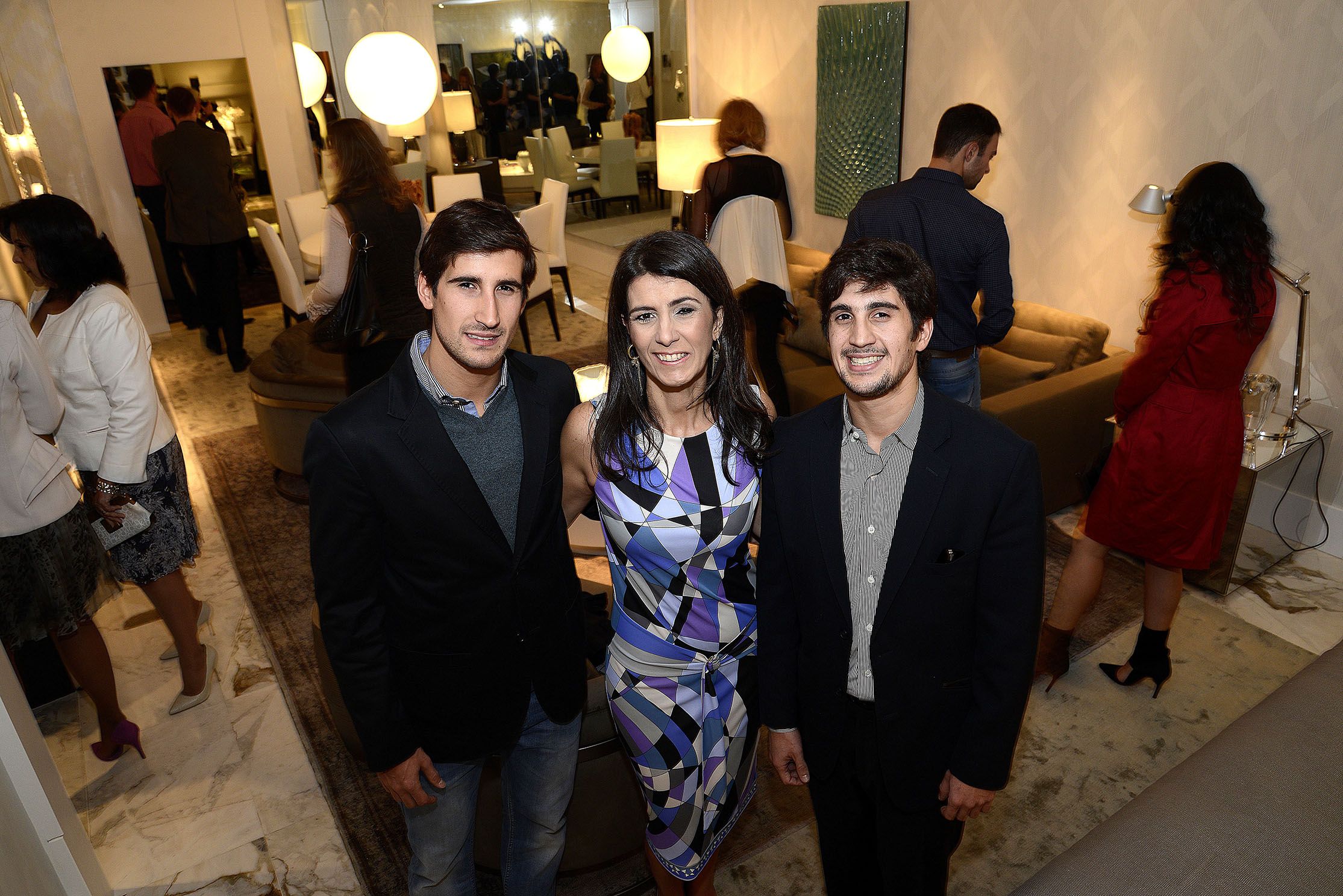 Kim Gurtensten Fabri, Cris Daros e Meila Gurtensten Fabri.
Foto: Kraw Penas / Divulgação. Kim Gurtensten Fabri, Cris Daros e Meila Gurtensten Fabri.
Foto: Kraw Penas / Divulgação.
