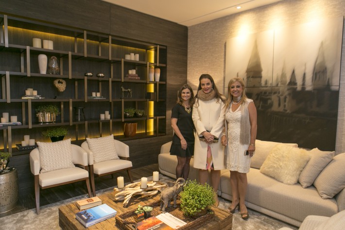 Ana Amélia Cunha Pereira Filizola, entre a designer Cláudia Machado e a arquiteta Elaine Zanon. Elas posam no ambiente assinado pelas profissionais em homenagem à jornalista. Foto: Marcelo Andrade / Gazeta do Povo. Ana Amélia Cunha Pereira Filizola, entre a designer Cláudia Machado e a arquiteta Elaine Zanon. Elas posam no ambiente assinado pelas profissionais em homenagem à jornalista. Foto: Marcelo Andrade / Gazeta do Povo.