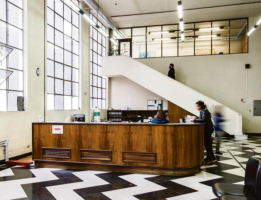 Chão com desenhos geométricos, uma das poucas referências não modernistas da obra. Chão com desenhos geométricos, uma das poucas referências não modernistas da obra.