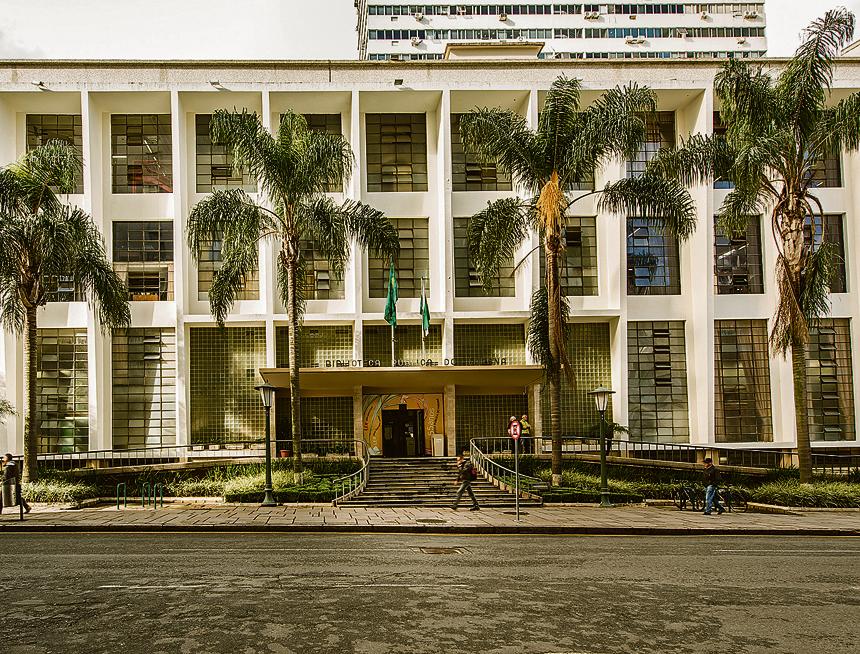 Características mais racionalistas marcam o prédio da biblioteca, com exceção do pé direito aumentado, uma intervenção do governo da época para garantir monumentalidade. Fotos: Letícia Akemi /Gazeta do Povo Características mais racionalistas marcam o prédio da biblioteca, com exceção do pé direito aumentado, uma intervenção do governo da época para garantir monumentalidade. Fotos: Letícia Akemi /Gazeta do Povo