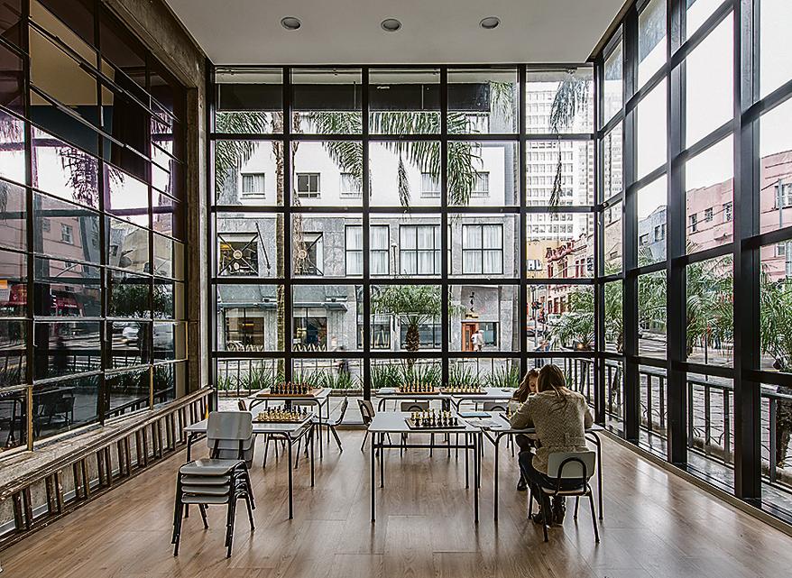 Espaço de xadrez: janelões para aproveitar a luz natural e funcionalidade sem rebuscamentos. Espaço de xadrez: janelões para aproveitar a luz natural e funcionalidade sem rebuscamentos.