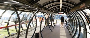 A evolução dos pontos de ônibus de Curitiba Estação-tubo, implantada em 1989, deu ares de modernidade a Curitiba. Jonathan Campos/Gazeta do Povo