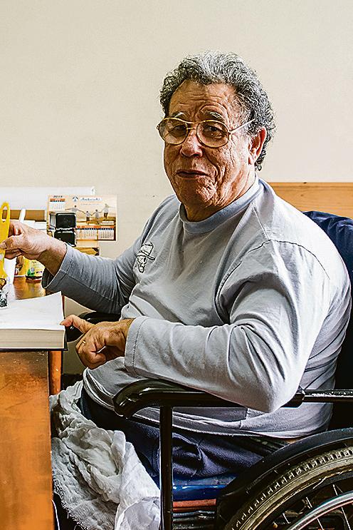 Tudo na biblioteca muda, menos Joaquim. Há 30 anos conserta as capas dos livros e aproveita para matar as saudades de alguns exemplares. Tudo na biblioteca muda, menos Joaquim. Há 30 anos conserta as capas dos livros e aproveita para matar as saudades de alguns exemplares.