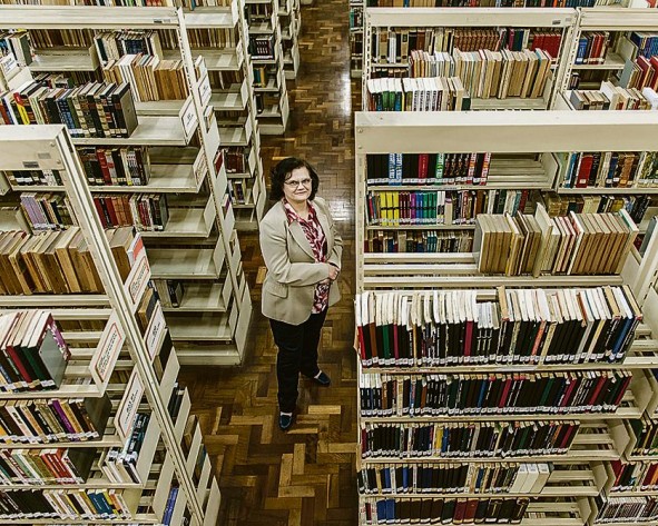 Isamara é figurinha carimbada da biblioteca: uma leitora de mão cheia, cuja predileção recai sobre as histórias de ficção que acontecem durante a Idade Média. Isamara é figurinha carimbada da biblioteca: uma leitora de mão cheia, cuja predileção recai sobre as histórias de ficção que acontecem durante a Idade Média.