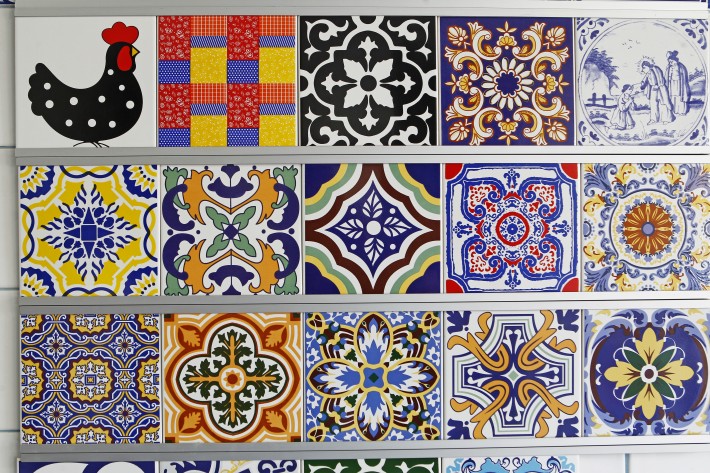 Composição de azulejos de várias épocas. 
Foto: Antonio More / Gazeta do Povo. 