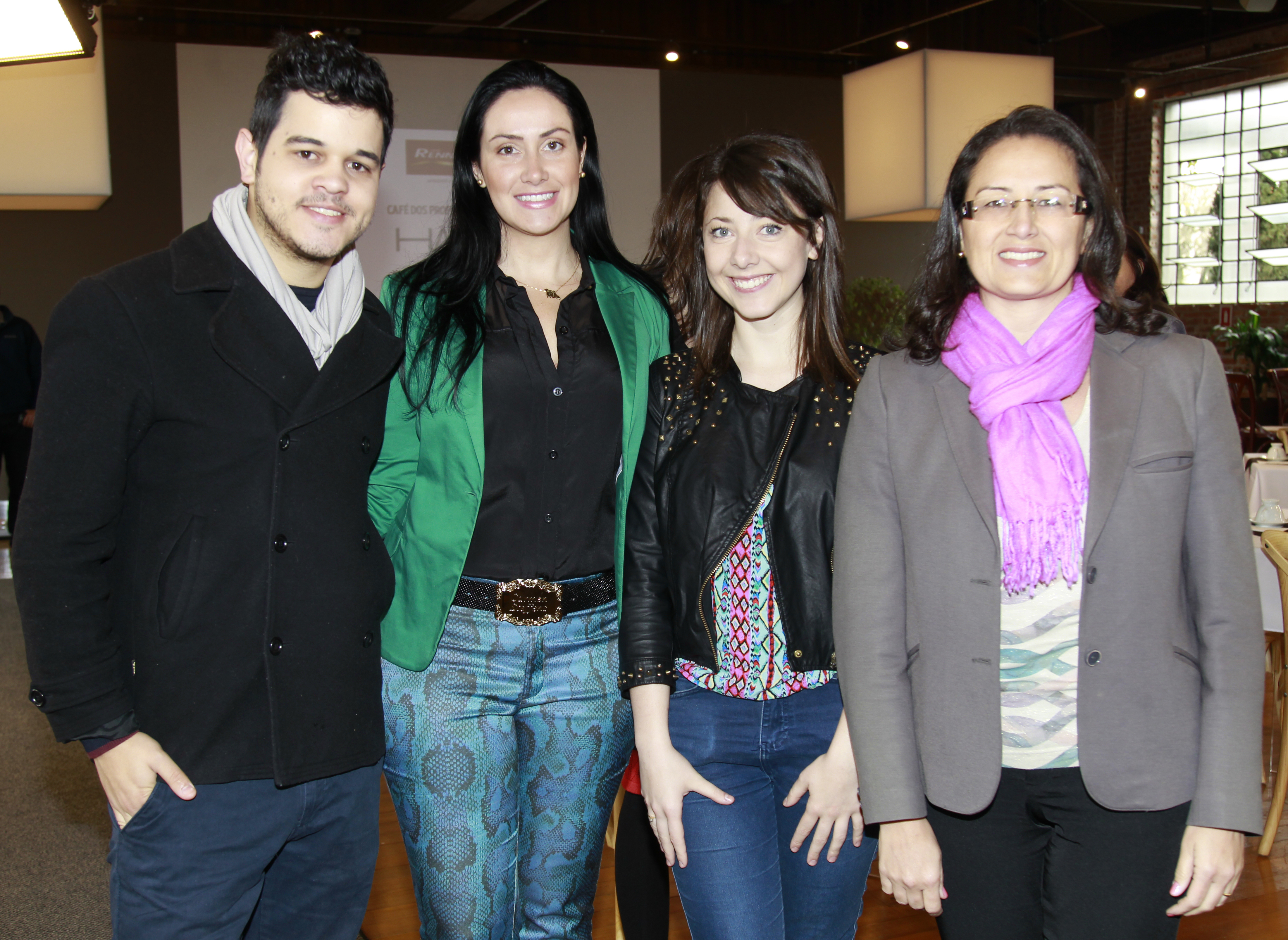 Thiago Sganzela, Sheila Nidai e Isabela Fuchs, representantes das Tintas Renner, e Daniela Sumida, arquiteta. Thiago Sganzela, Sheila Nidai e Isabela Fuchs, representantes das Tintas Renner, e Daniela Sumida, arquiteta.