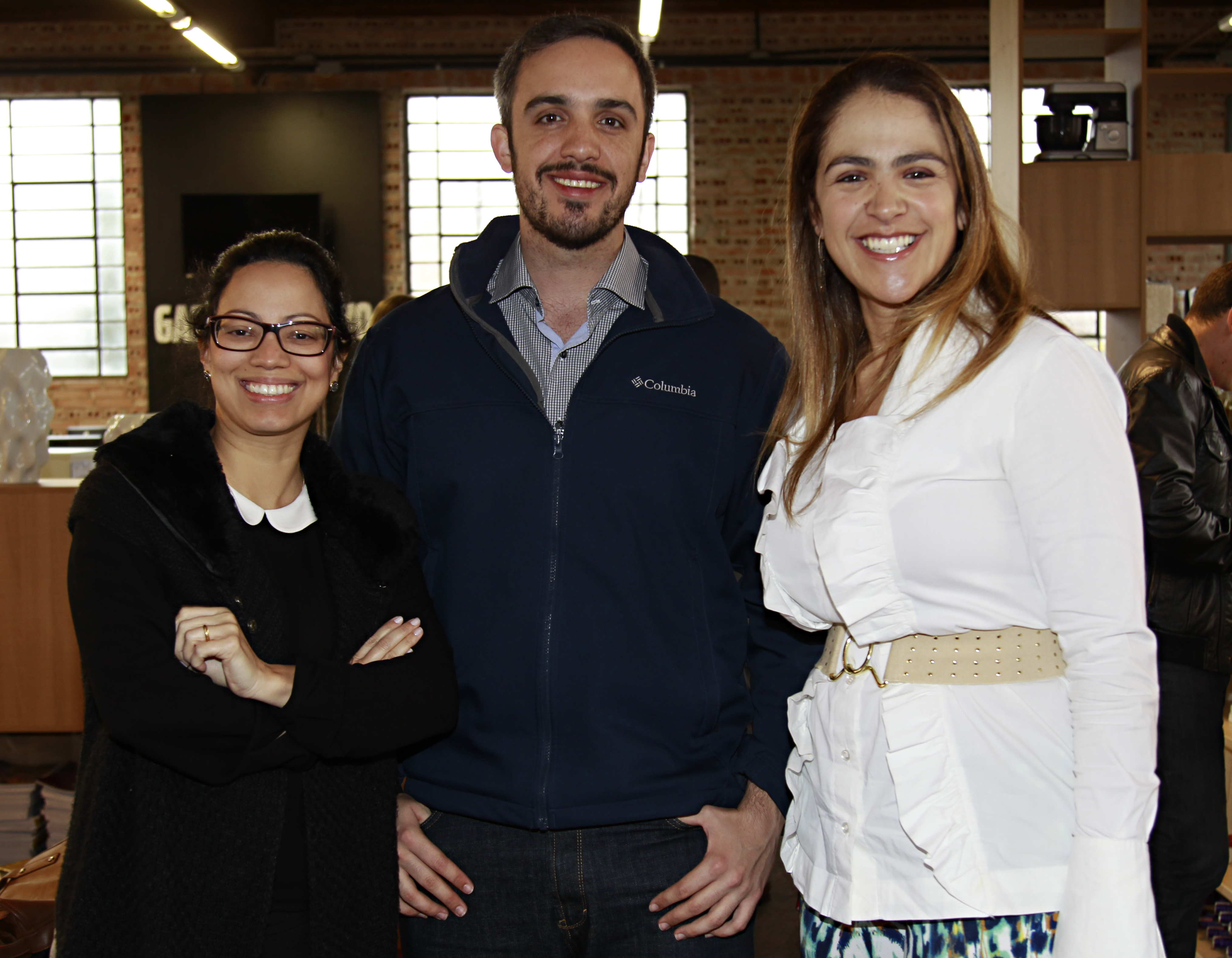 As jornalistas Nathalie Mello e Melissa Mussi, ao lado de Thiago Helm, da Impermix. As jornalistas Nathalie Mello e Melissa Mussi, ao lado de Thiago Helm, da Impermix.