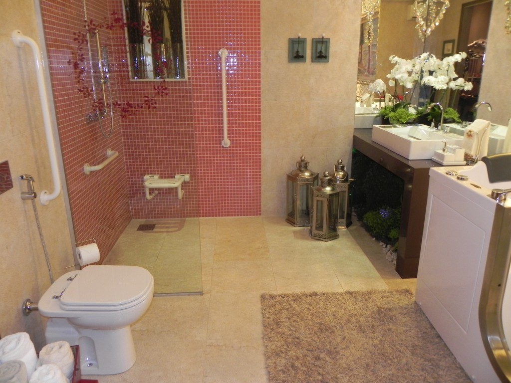 Dia do Idoso: casa com adaptações de segurança reduz em 50% os acidentes O banheiro está entre os ambientes mais perigosos para os idosos. Escorregar e cair pode ser muito perigoso.
Foto: Casa Cor MS