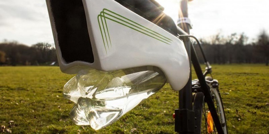 Garrafa transforma ar em água enquanto você pedala. Fotos: Kristof Retezár/Divulgação