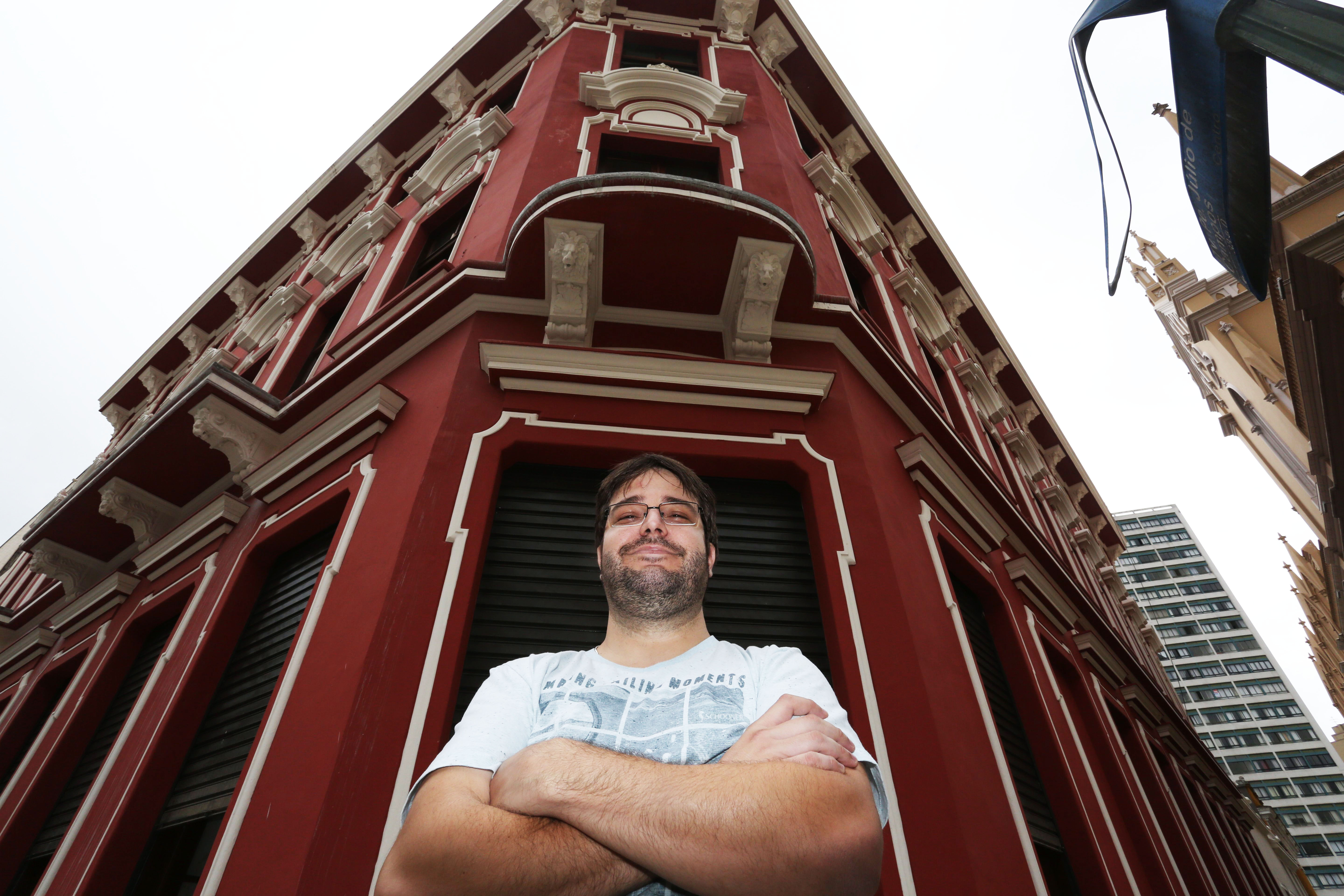 O arquiteto Leandro Nicoletti na fachada da Casa Hauer. Crédito: Ivonaldo Alexandre / Gazeta do Povo
O arquiteto Leandro Nicoletti na fachada da Casa Hauer. Crédito: Ivonaldo Alexandre / Gazeta do Povo