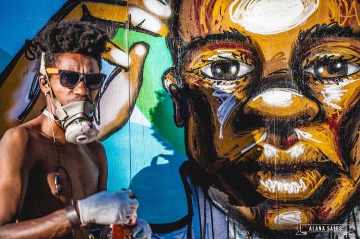 Cleverson Paes Pacheco, também conhecido no cenário curitibano como Café, e uma de suas obras. Fotos: Divulgação