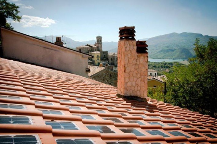 Italianos criam telha que já vem com placas solares Fotos: Facebook/Reprodução/Tegola Solare