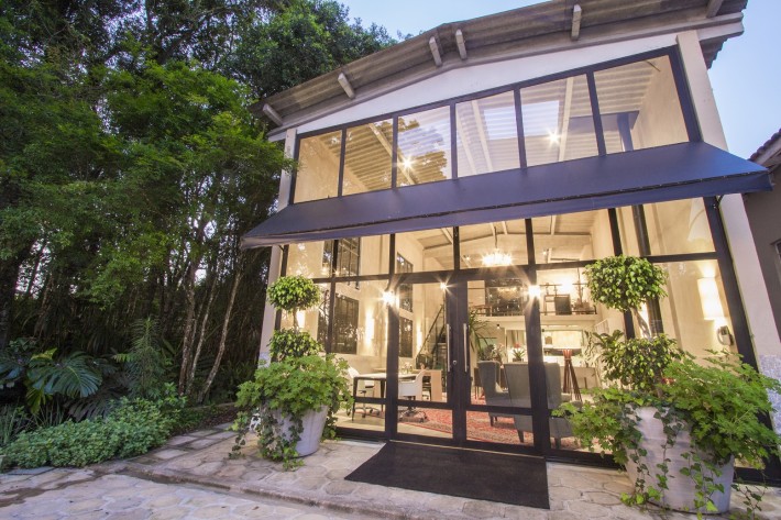 Galpão industrial foi transformado em escritório de arquitetura. Fotos: Márcio Olesko / divulgação.