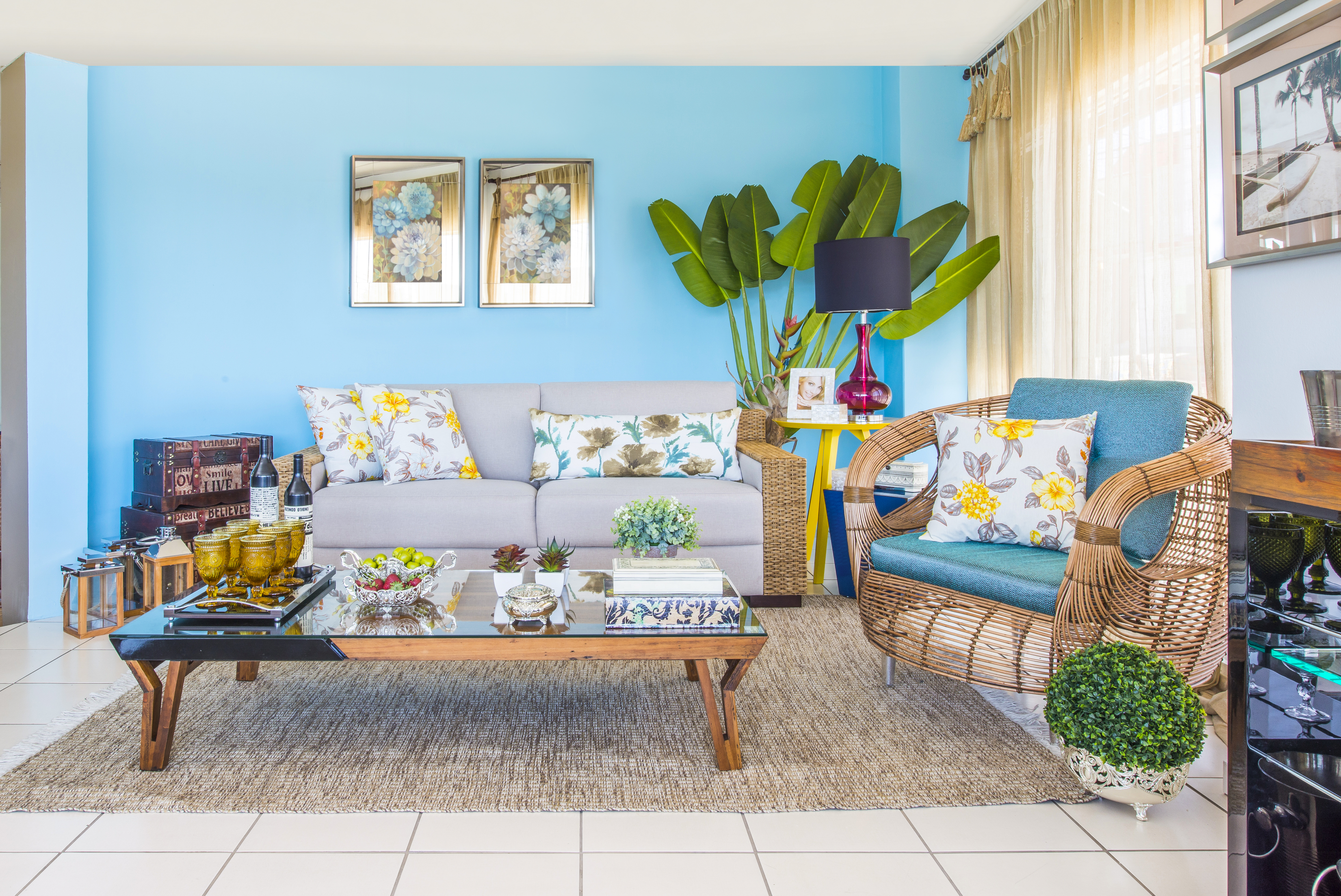 Ambientação com cores e ares de praia. A proposta é de Pauline Moraes e Barbara Penha. 
Foto: Letícia Akemi / Gazeta do Povo. 