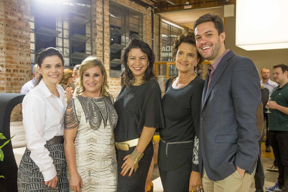 Andrea Sorgenfrei, da Gazeta do Povo, Jane Rocha, arquiteta, Jeslayne Valente, designer de interiores, Marina Nessi, diretora da Casa Cor PR, e Guilherme Vieira, da Gazeta do Povo.