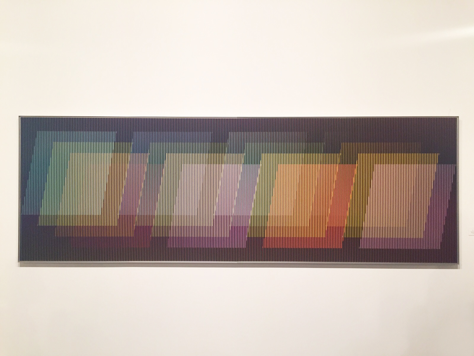 Trabalho de Carlos Cruz-Díez, pintor venezuelano conhecido por suas telas com ilusão de ótica. Foto: Guilherme Vaz de Mello.