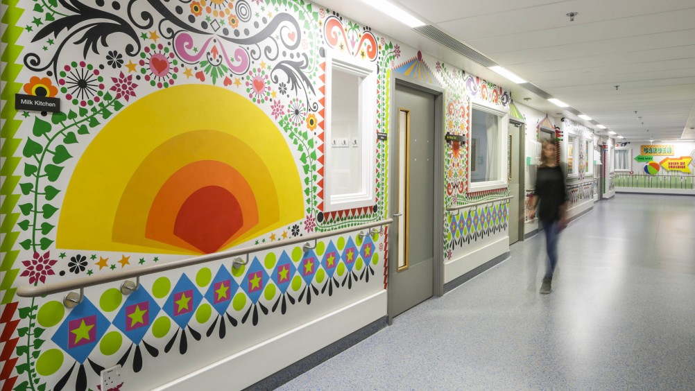 Artistas de Londres transformam hospital infantil em galeria lúdica e colorida. Fotos: Vital Arts / Divulgação