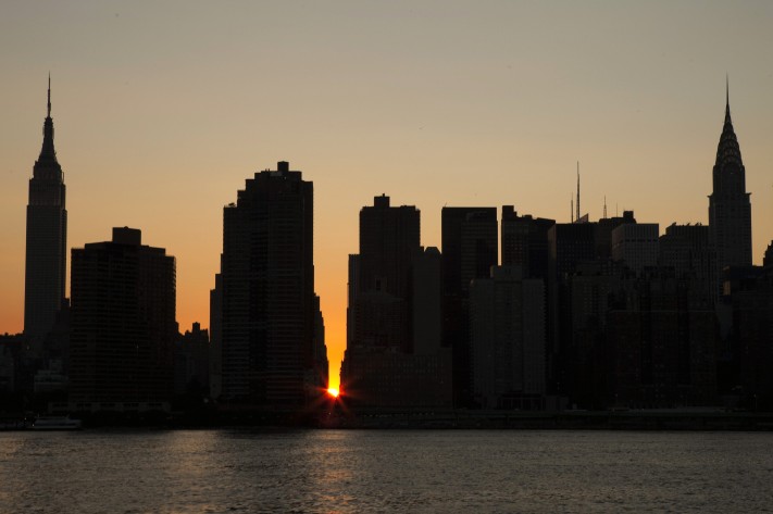 A luz do sol por entre os prédios de Nova York pode desaparecer até 2020, com a construção de novos arraha-céus.  
Foto: Lucas Jackson / Reuters 