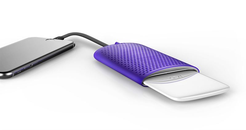 O dispositivo Jaq MyFC carrega o celular sem precisar ligá-lo na tomada. Graças a uma combinação de sal, água e óxido de metal, que produz hidrogênio, e uma célula combustível que converte a substância em energia. Foto: Jaq MyFC/Divulgação O dispositivo Jaq MyFC carrega o celular sem precisar ligá-lo na tomada. Graças a uma combinação de sal, água e óxido de metal, que produz hidrogênio, e uma célula combustível que converte a substância em energia. Foto: Jaq MyFC/Divulgação