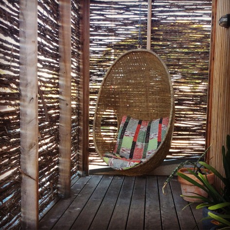 Casa de veraneio em Melbourne, na Austrália, combina rusticidade com móveis contemporâneos. Fotos: Renata McCartney