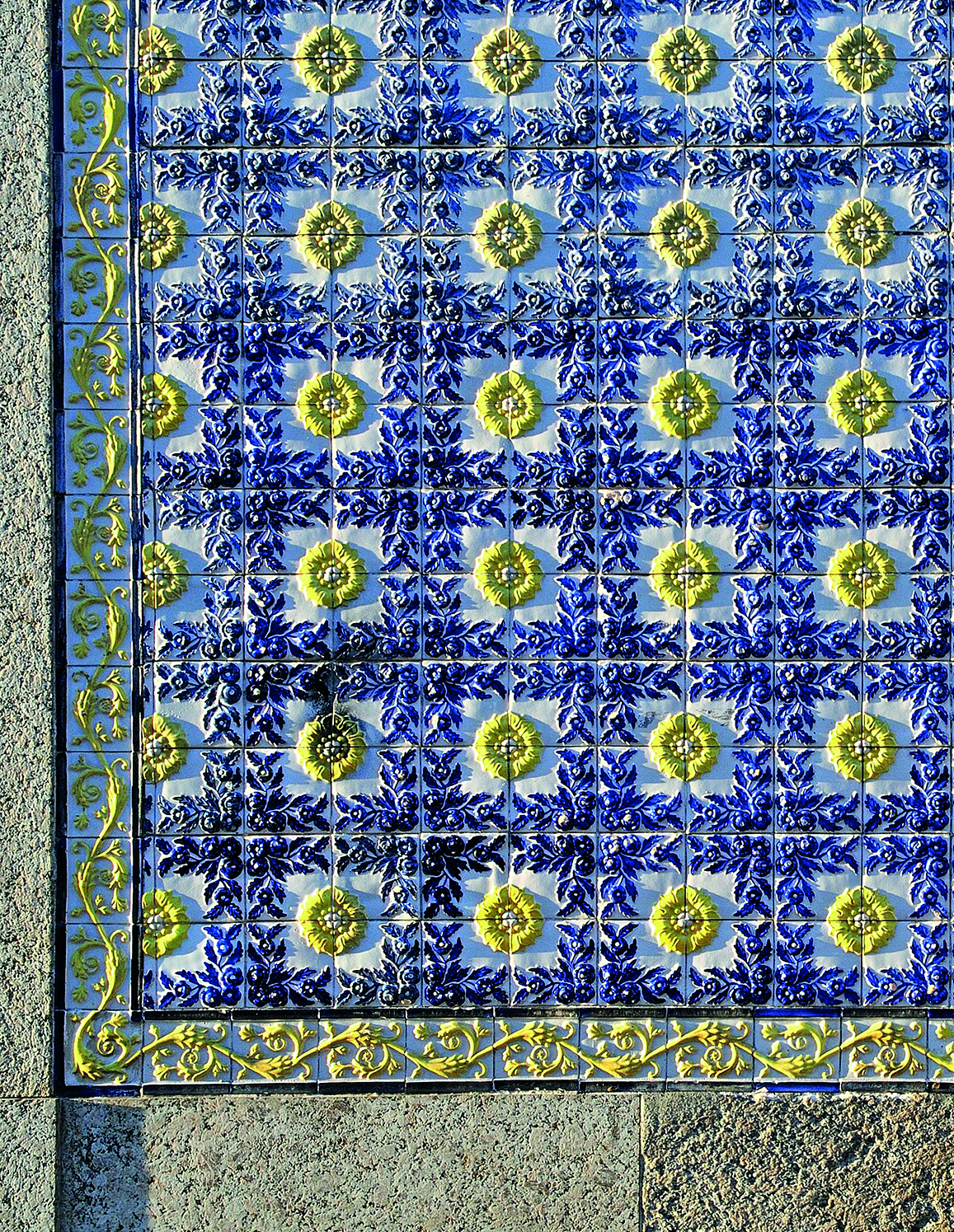 Azulejos do Brasil Colônia que repetiam um mesmo desenho: o país ainda não enxergava o revestimento como veículo para obras maiores. Foto: Marcos Piffer/Divulgação Azulejos do Brasil Colônia que repetiam um mesmo desenho: o país ainda não enxergava o revestimento como veículo para obras maiores. Foto: Marcos Piffer/Divulgação
