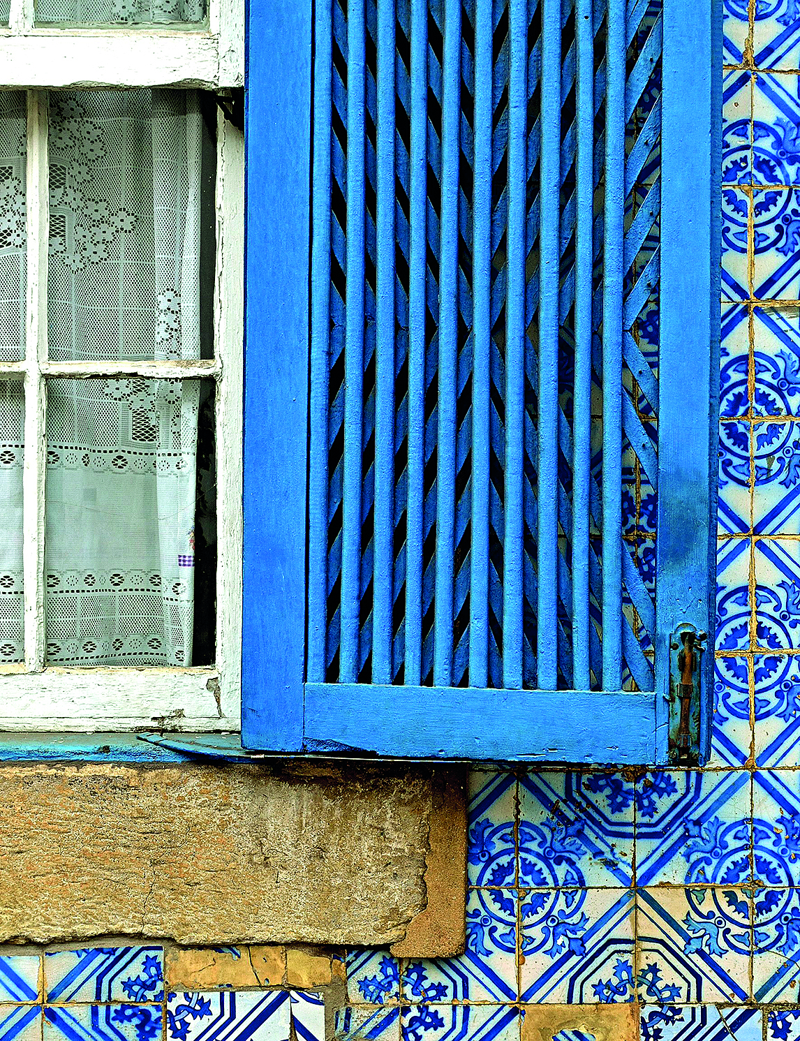 O azulejo era encarado como elemento decorativo na época colonial, adquirindo caráter artístico somente a partir de 1930.
Foto: Marcos Piffer/Divulgação O azulejo era encarado como elemento decorativo na época colonial, adquirindo caráter artístico somente a partir de 1930.
Foto: Marcos Piffer/Divulgação