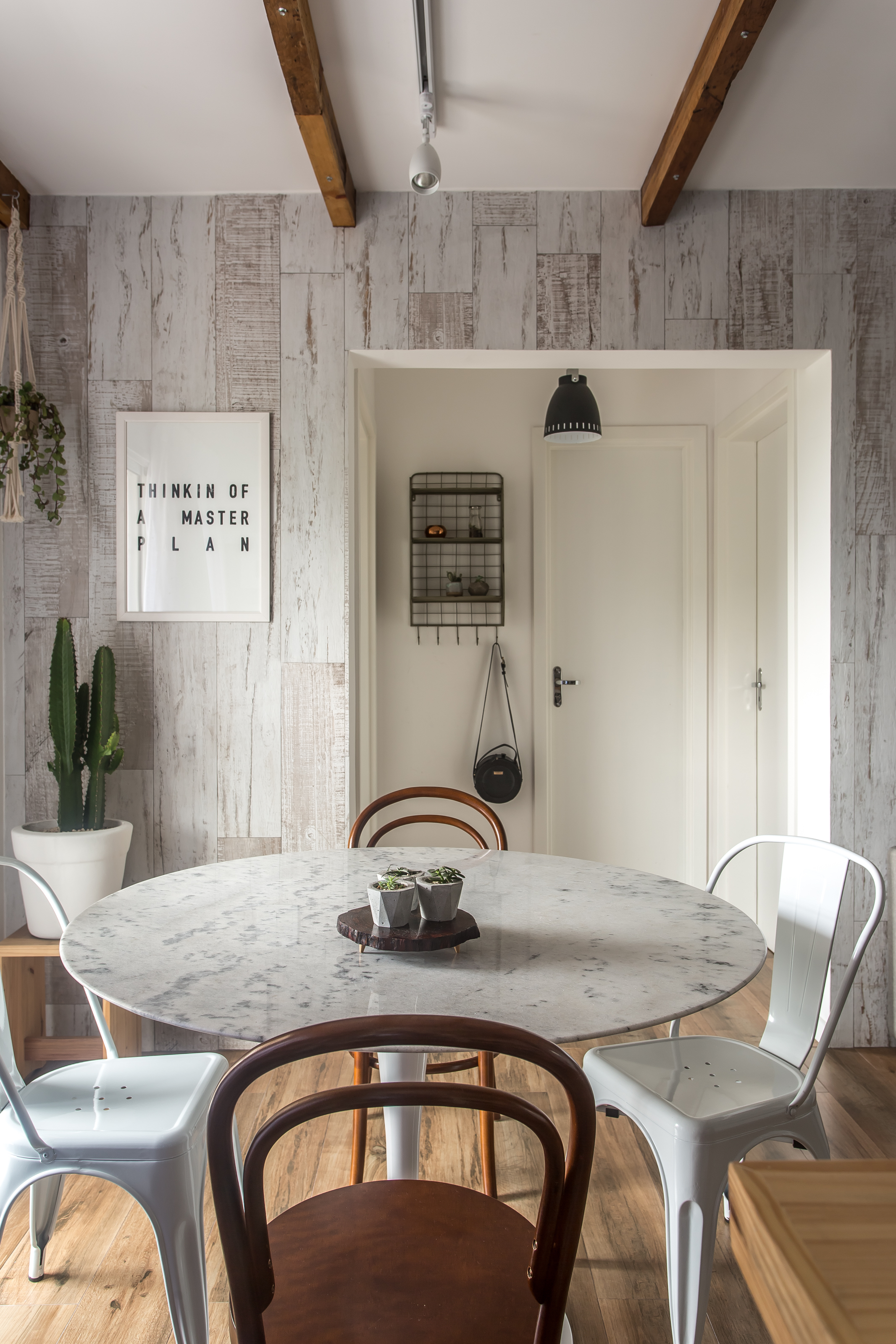 Blogueira abre seu apartamento escandinavo e mostra detalhes da decoração Blogueira abre seu apartamento escandinavo e mostra detalhes da decoração
