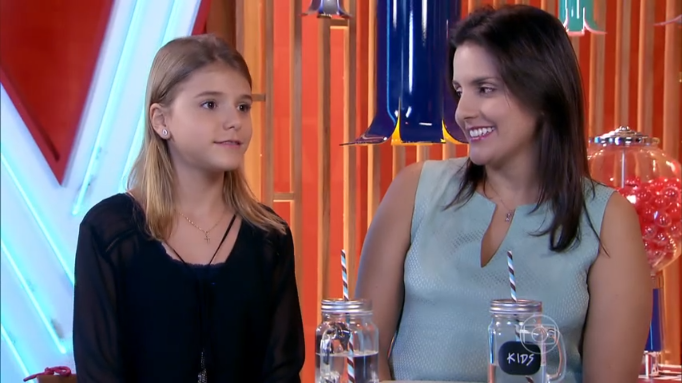 A participante Giulia Nassa, de 13 anos, e sua mãe. Imagem: Reprodução Globo A participante Giulia Nassa, de 13 anos, e sua mãe. Imagem: Reprodução Globo