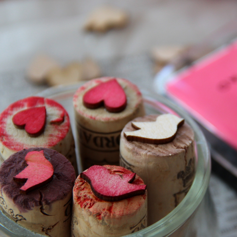 Crie carimbos diferentes com rolhas e estampe cartões, tecidos e até as paredes de casa. Fotos: neuerstoff.knobz.de. 