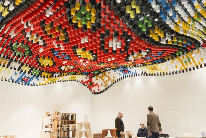 Stand com cubos coloridos do estúdio bósnio Zanat para a Feira de Colônia 2016. Fotos: IMM Cologne/Divulgação