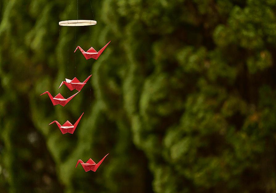 Crie móbiles diferentes com as dobraduras feitas pelas crianças. Fotos: Fernando Zequinão / Gazeta do Povo