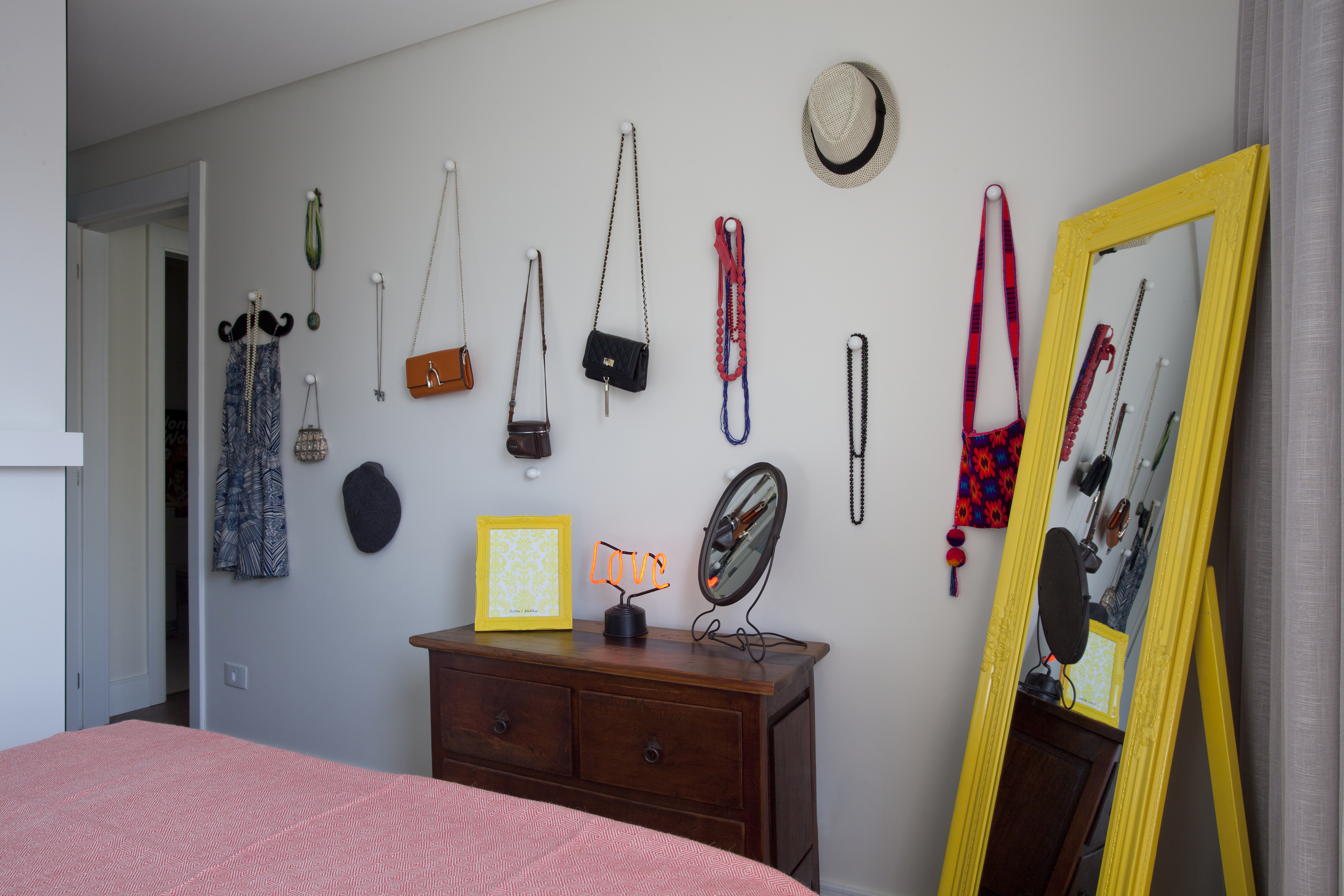 Detalhes do quarto: os acessórios da moradora viraram decoração. Detalhes do quarto: os acessórios da moradora viraram decoração.