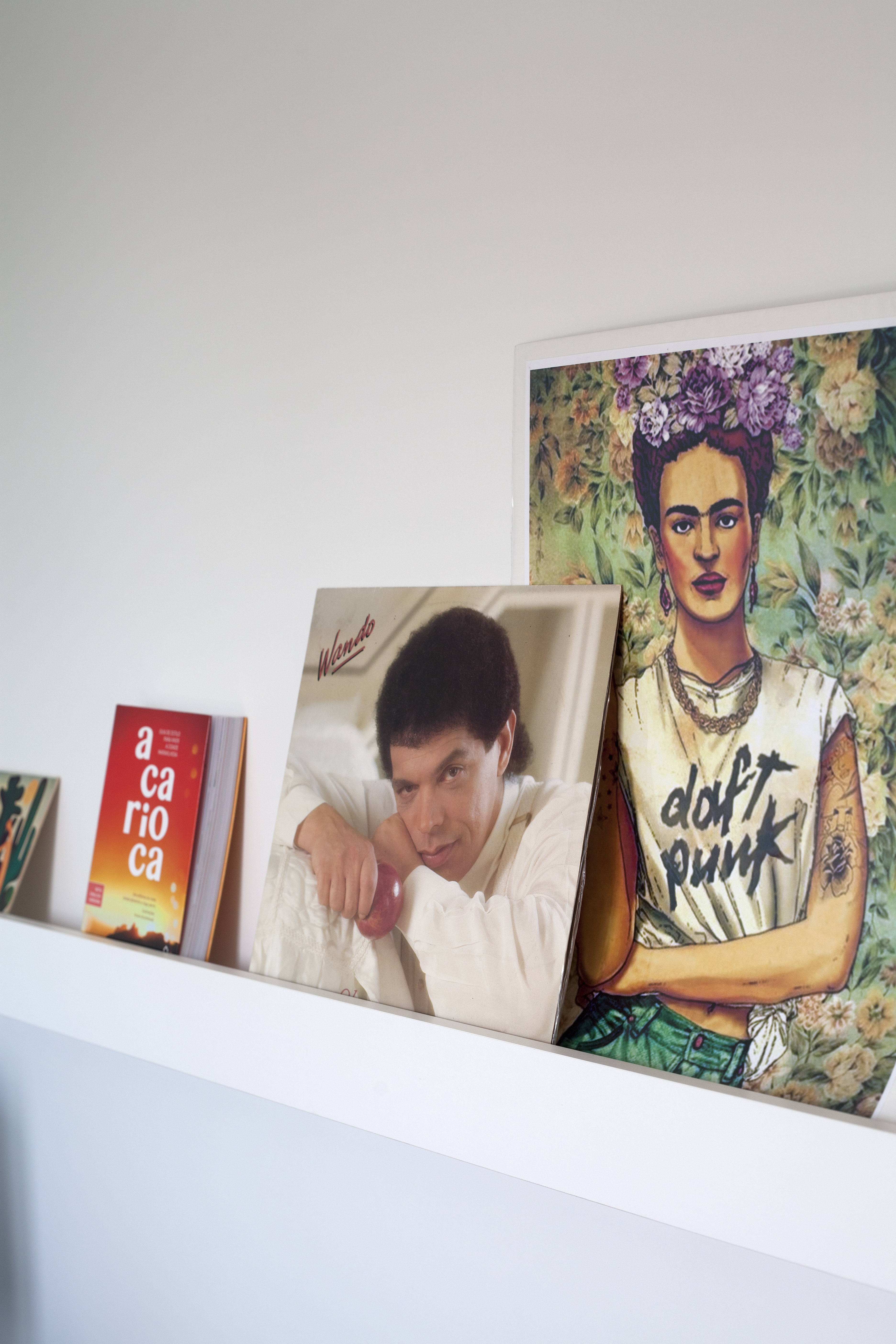 Capas de vinil antigos foram dispostas em nichos estreitos para incrementar a decoração. Capas de vinil antigos foram dispostas em nichos estreitos para incrementar a decoração.