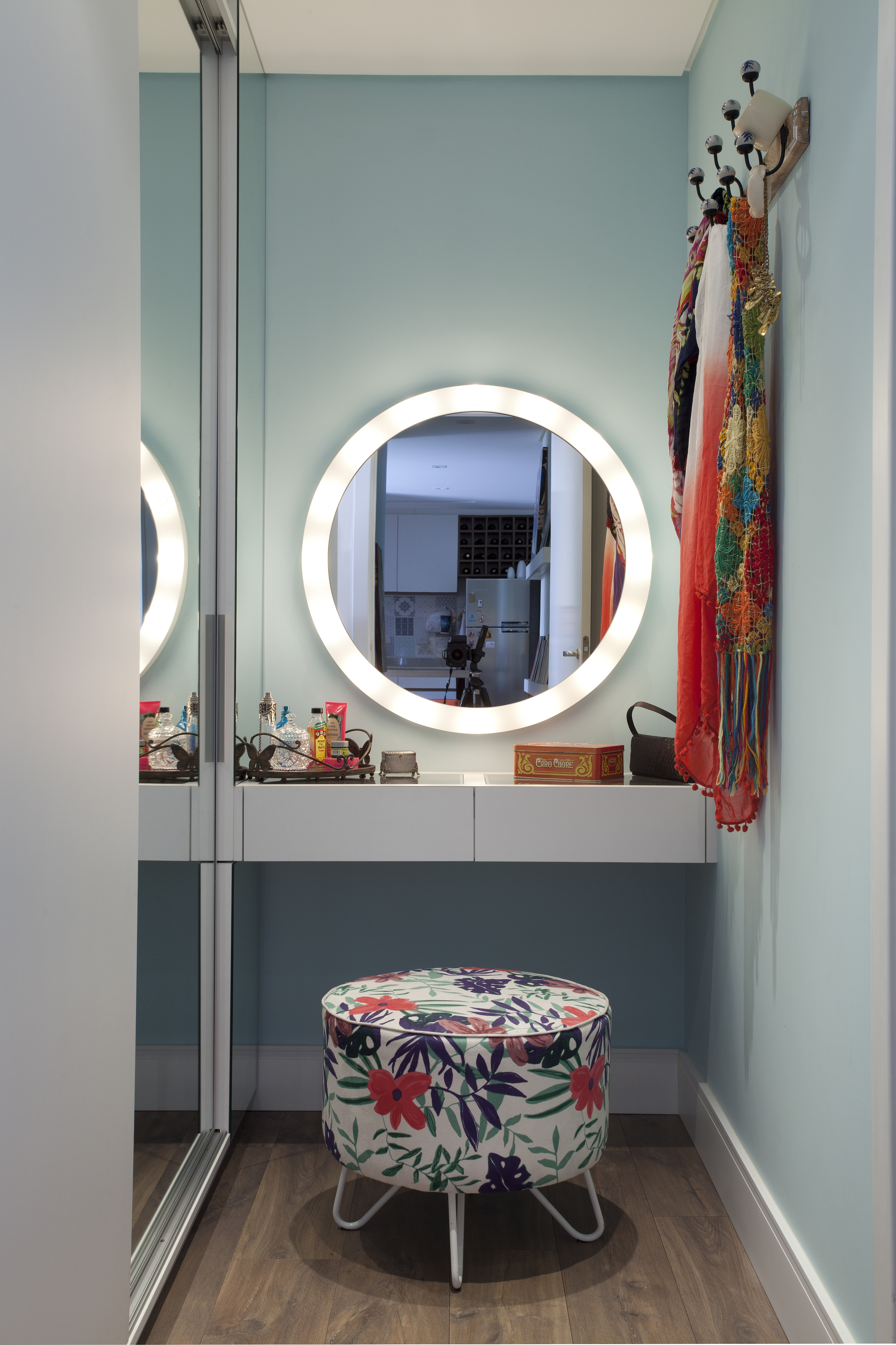 Cantinho de beleza com os itens essenciais para o dia a dia e pitadas de decoração coloridas. Cantinho de beleza com os itens essenciais para o dia a dia e pitadas de decoração coloridas.