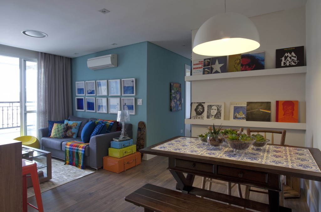 Inspire-se na decoração do apartamento moderninho e colorido O jogo de cores, tendo como base o azul, é o que define o projeto do apartamento assinado pelas arquitetas Beatriz de Araújo Empinotti e Claudia Fernandes Dias. Na foto, a sala integrada com a área de jantar.
Fotos: Alessandra Okazaki / Divulgação.