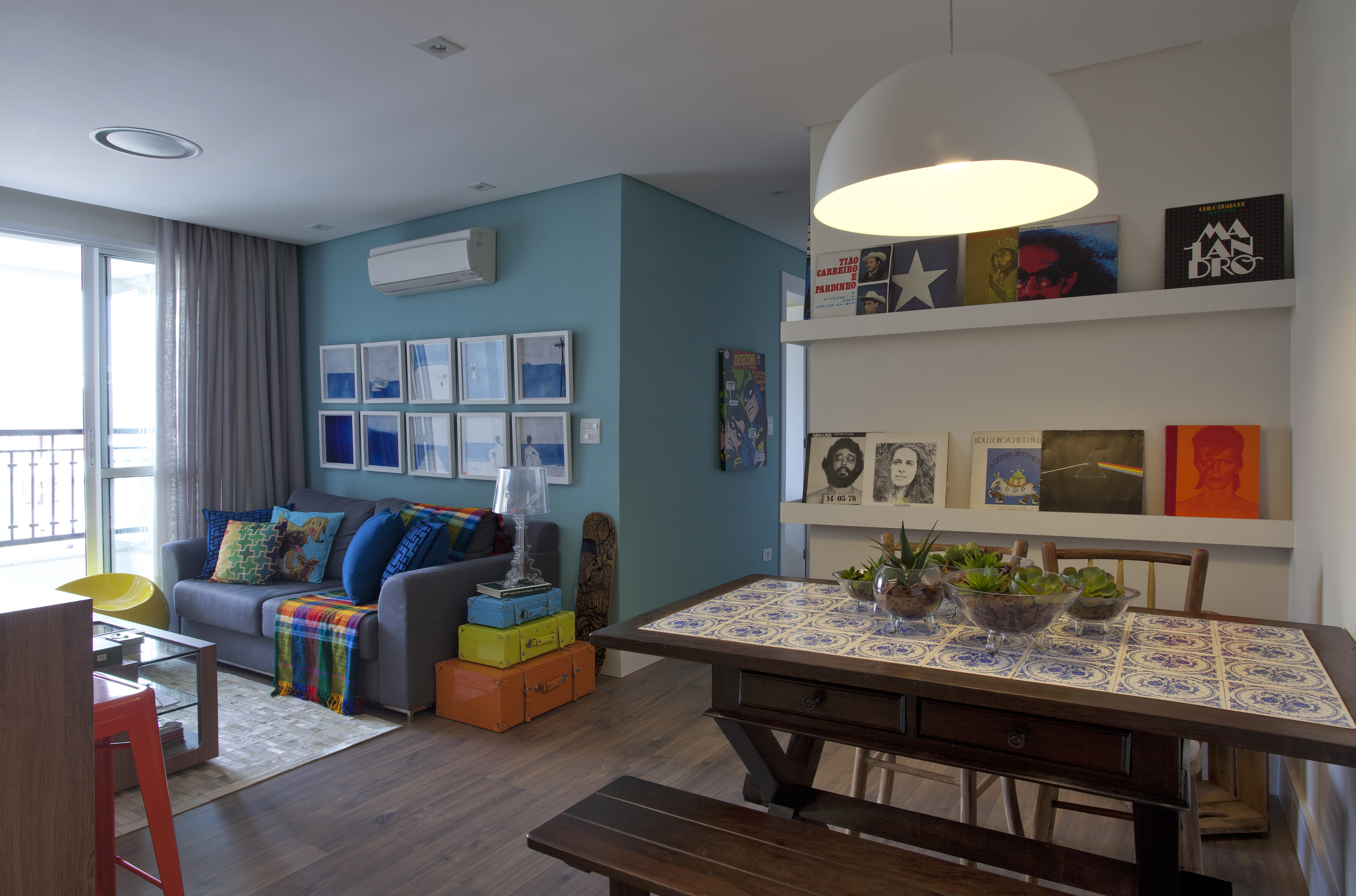 O jogo de cores, tendo como base o azul, é o que define o projeto do apartamento assinado pelas arquitetas Beatriz de Araújo Empinotti e Claudia Fernandes Dias. Na foto, a sala integrada com a área de jantar.
Fotos: Alessandra Okazaki / Divulgação. O jogo de cores, tendo como base o azul, é o que define o projeto do apartamento assinado pelas arquitetas Beatriz de Araújo Empinotti e Claudia Fernandes Dias. Na foto, a sala integrada com a área de jantar.
Fotos: Alessandra Okazaki / Divulgação.