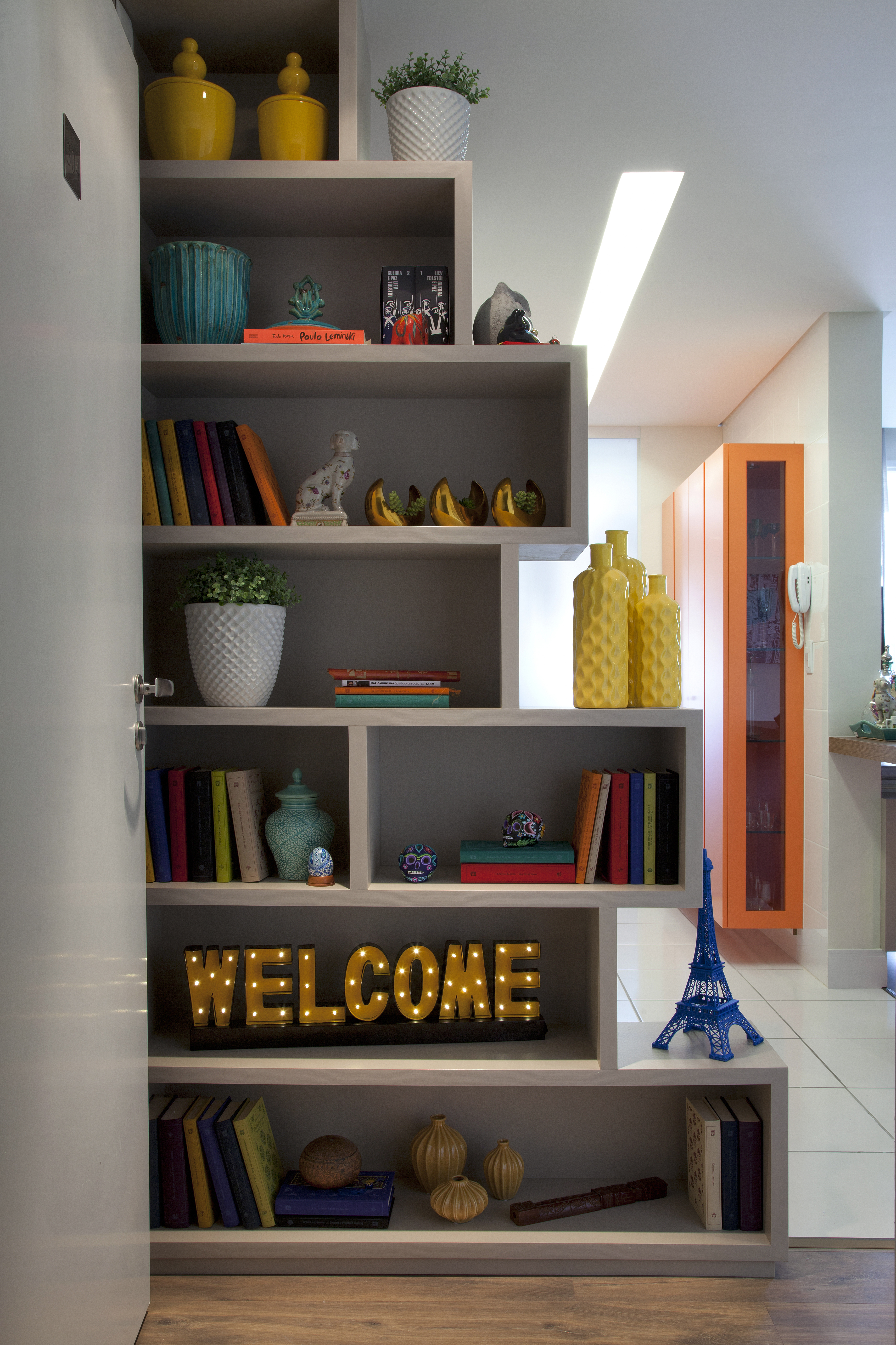 Nichos servem tanto para delimitar ambientes quanto para apoiar objetos e livros. Nichos servem tanto para delimitar ambientes quanto para apoiar objetos e livros.