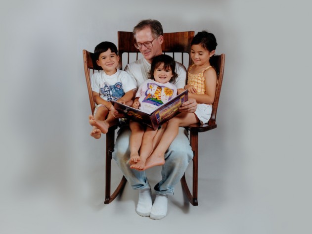 Pai criou cadeira para acomodar a todos durante a leitura. Fotos: Hal Taylor